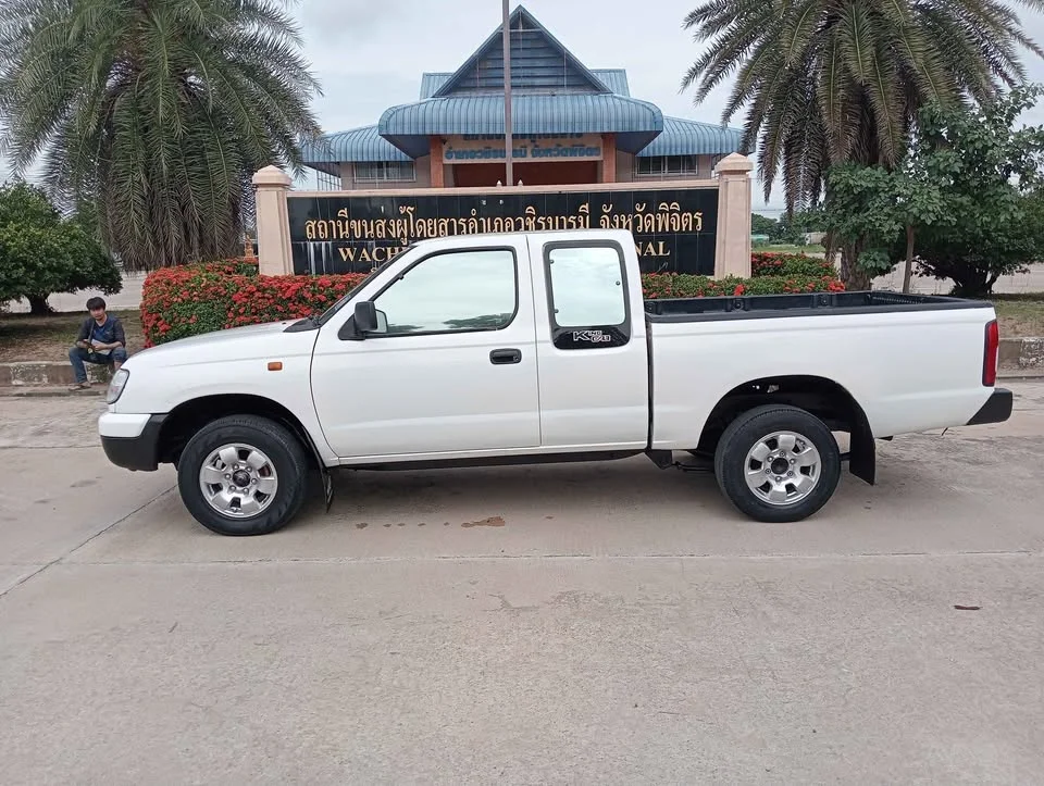 2000 Nissan Frontier I 2