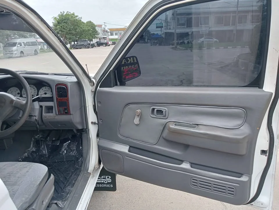 2000 Nissan Frontier I 3