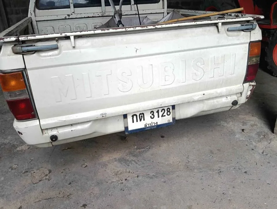 1991 Mitsubishi Triton II 2