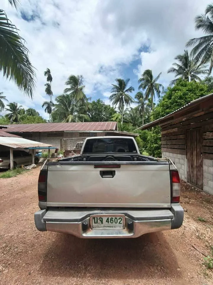2004 Nissan Frontier I 3