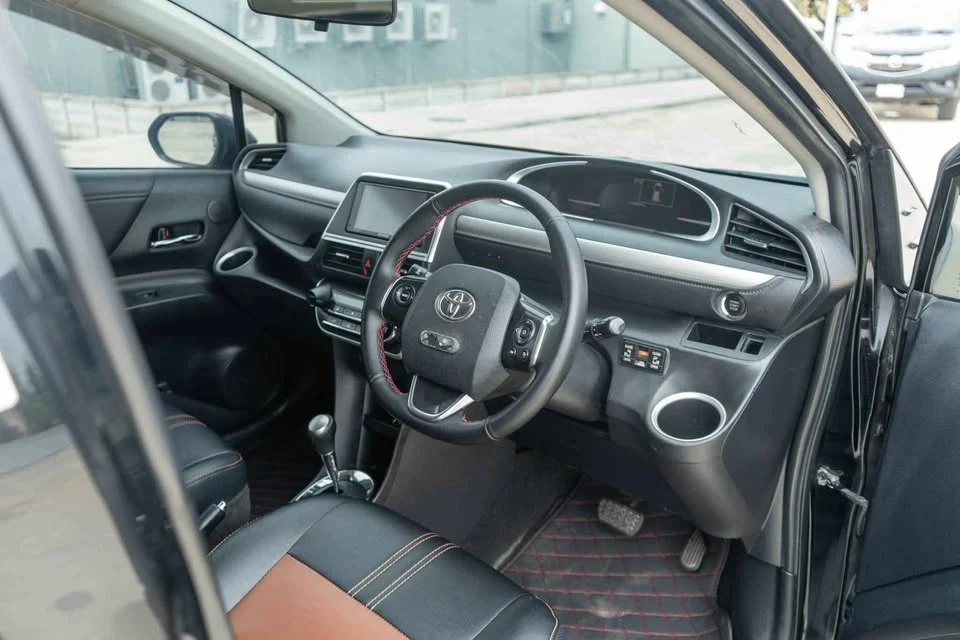 2017 Toyota Sienta II 2