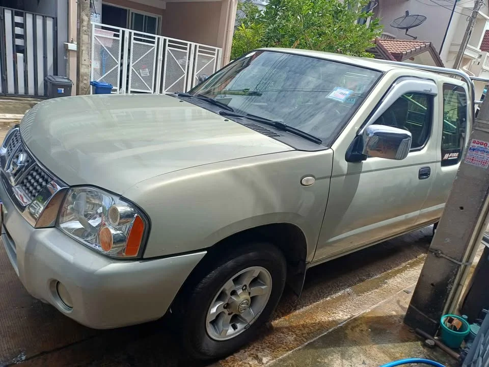 2003 Nissan Frontier I 3
