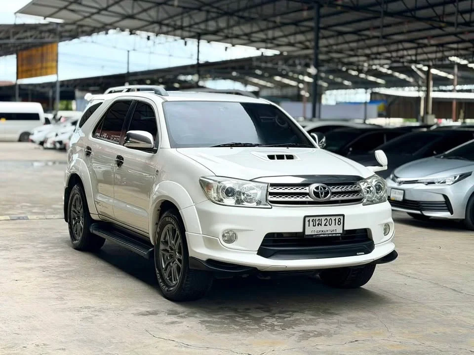 2011 Toyota Fortuner I 3