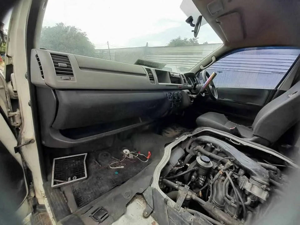 2011 Toyota Commuter V (H200) 3