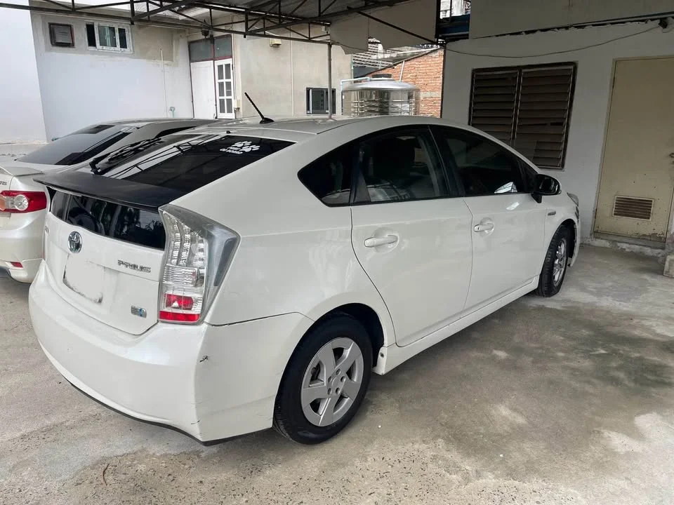 2011 Toyota Prius III 2
