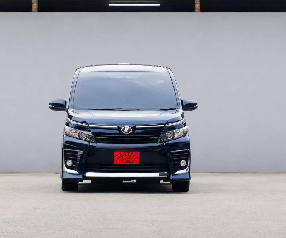 2015 Toyota Voxy III 2