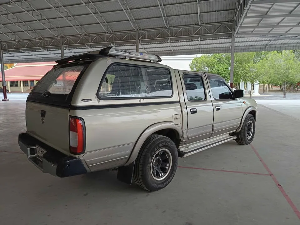 2004 Nissan Frontier I 3