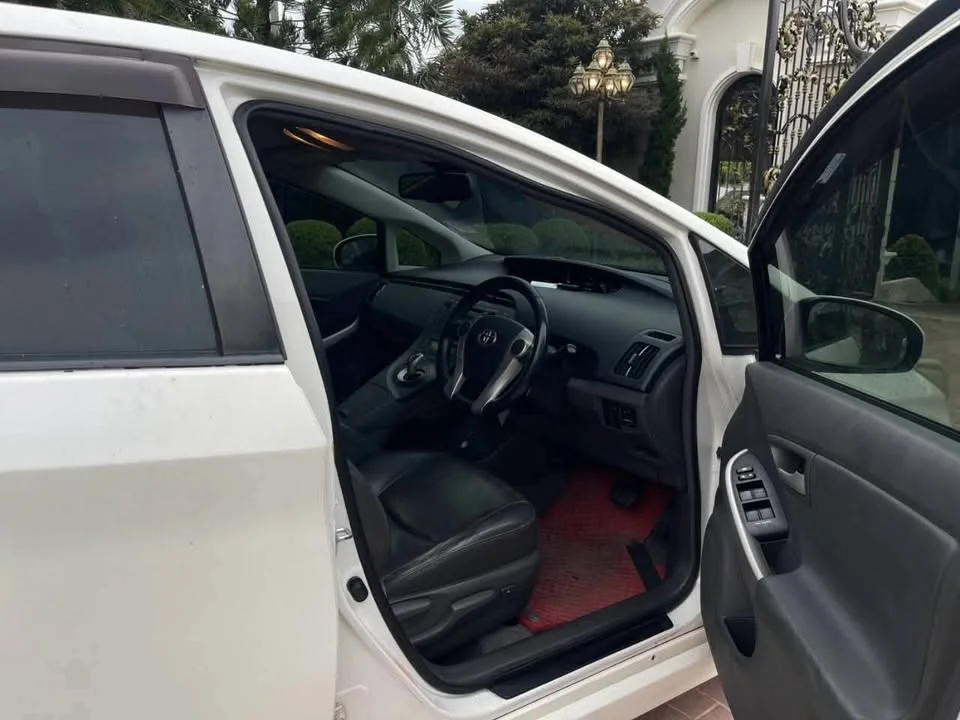 2012 Toyota Prius III 2