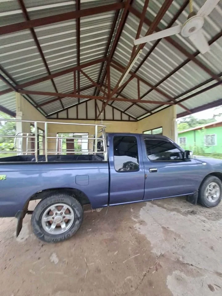 2005 Nissan Frontier I 3