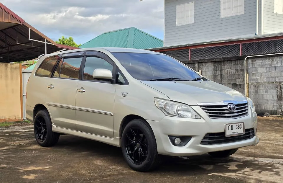 2012 Toyota Innova I 2