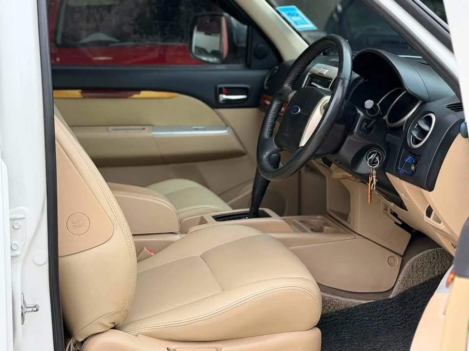 2010 Ford Everest I 3