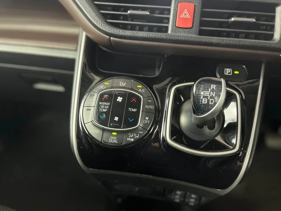 2015 Toyota Voxy III 2