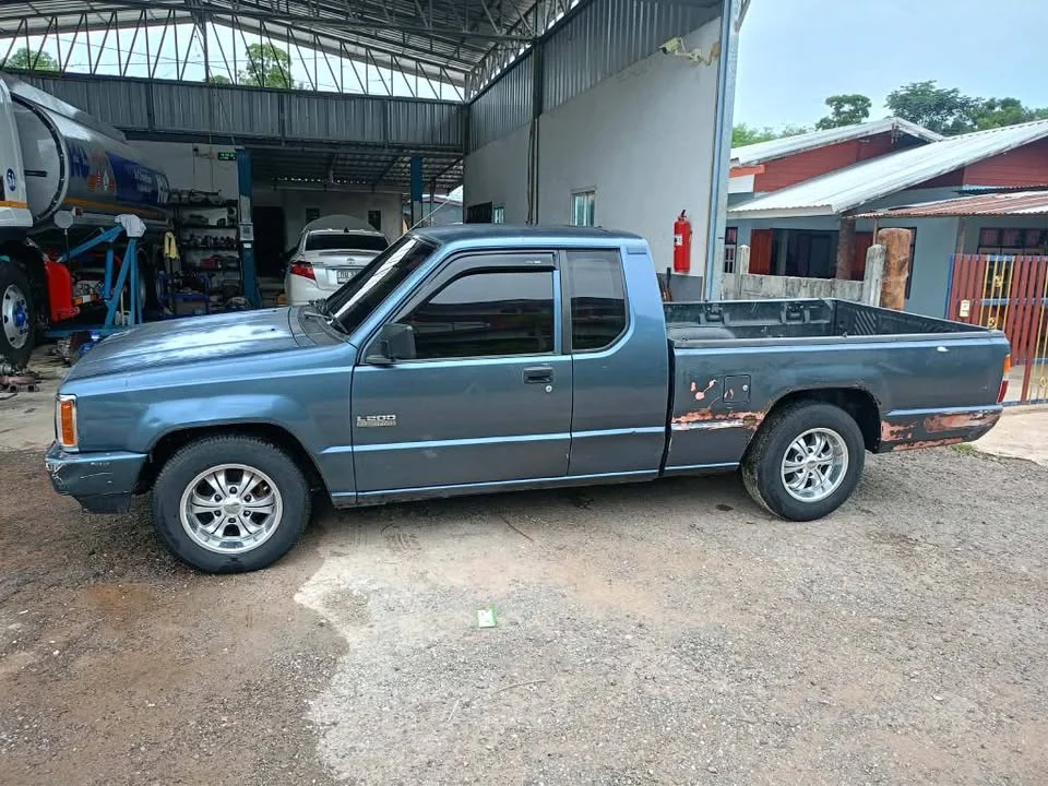 1997 Mitsubishi Triton II 2