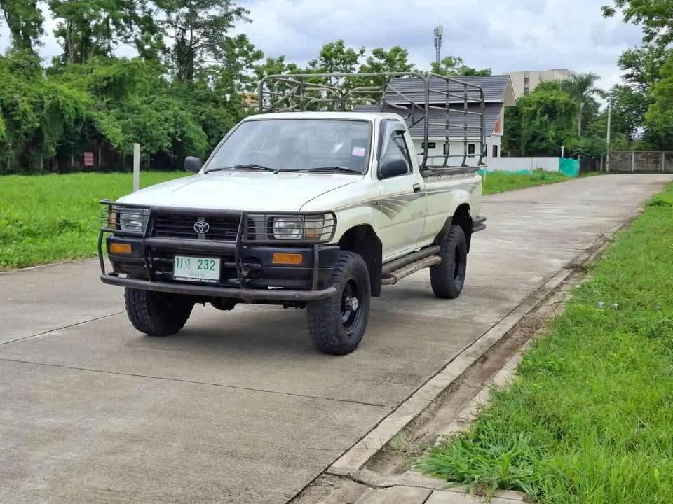 1990 Toyota Hilux Mighty-X V 2