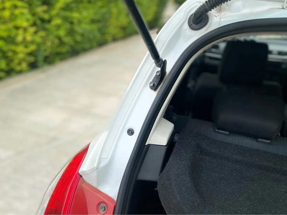 2012 Suzuki Swift II 3