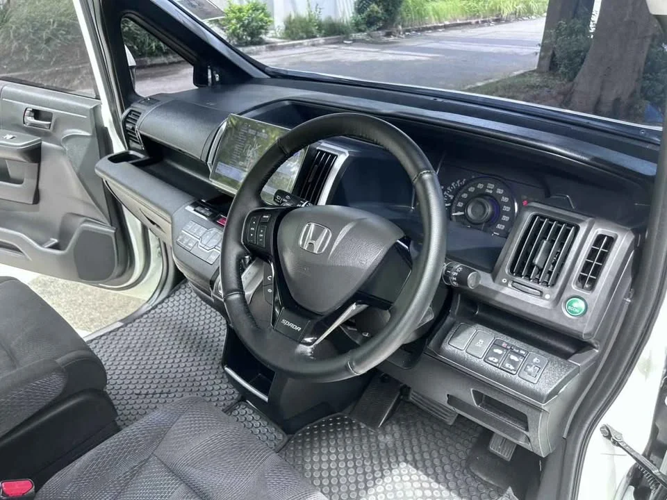 2013 Honda Stepwgn IV 2