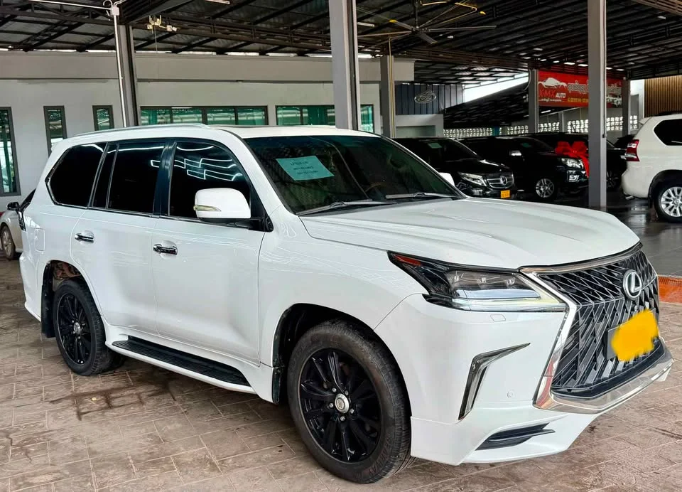 2010 Lexus LX III 3