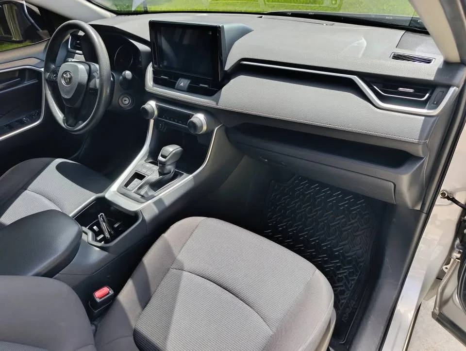 2023 Toyota RAV4 V 3