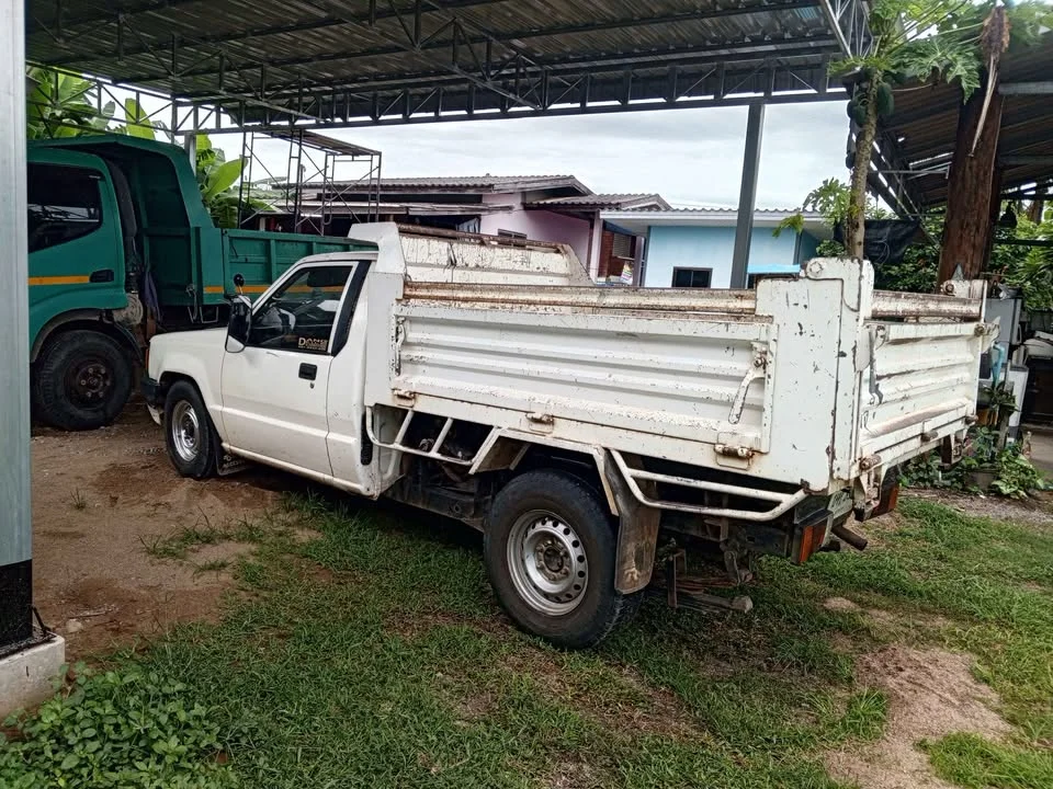 1990 Mitsubishi Triton II 2