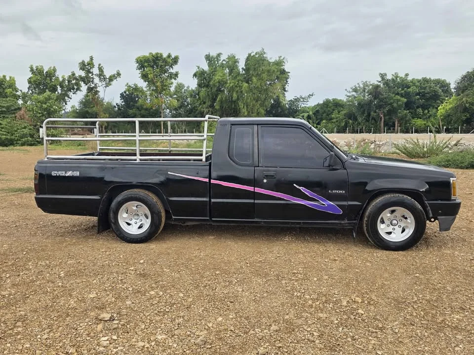 1995 Mitsubishi Triton II 2
