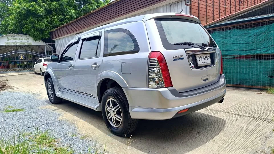 2010 Isuzu MU-7 3