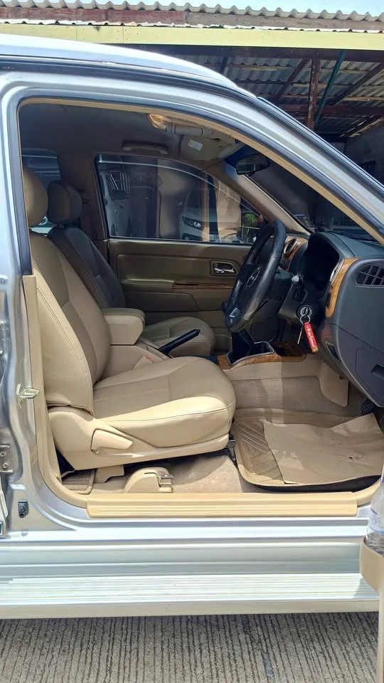 2010 Isuzu MU-7 2