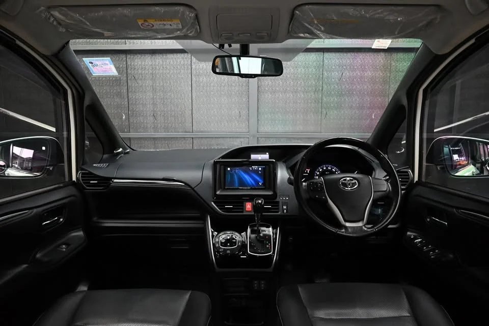 2015 Toyota Voxy III 2