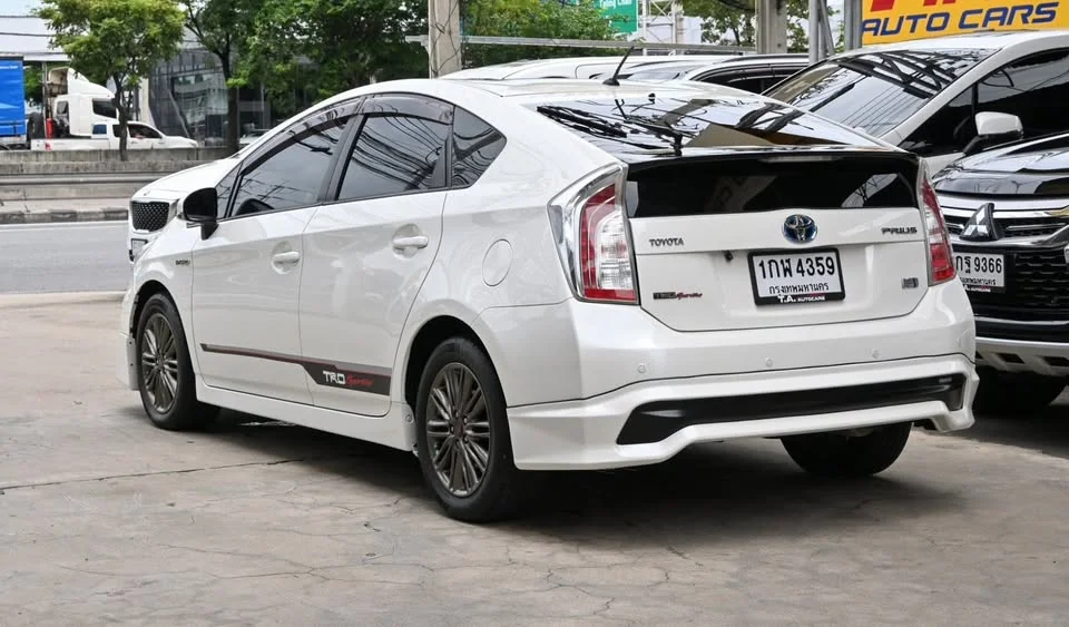 2013 Toyota Prius III 2