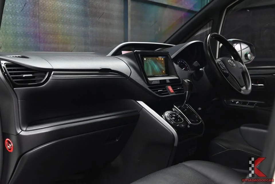 2015 Toyota Voxy III 3