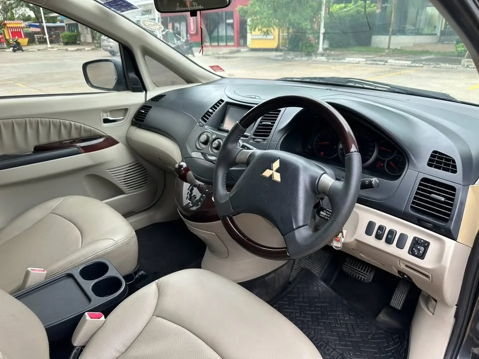 2008 Mitsubishi Space Wagon IV 2