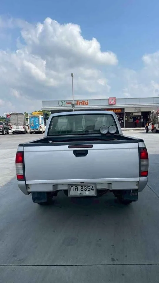 2000 Nissan Frontier I 2