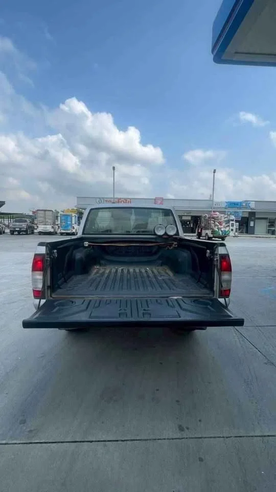 2000 Nissan Frontier I 3