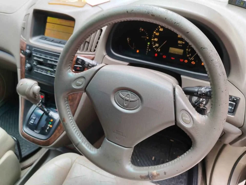 2000 Toyota Harrier I 2