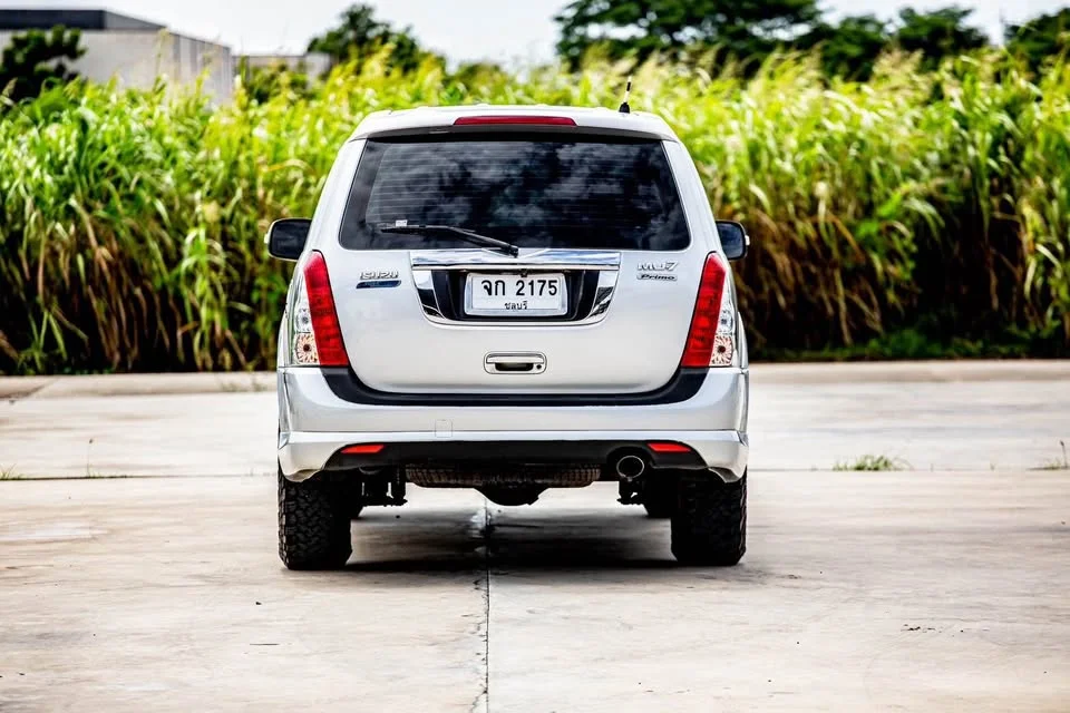 2011 Isuzu MU-7 3