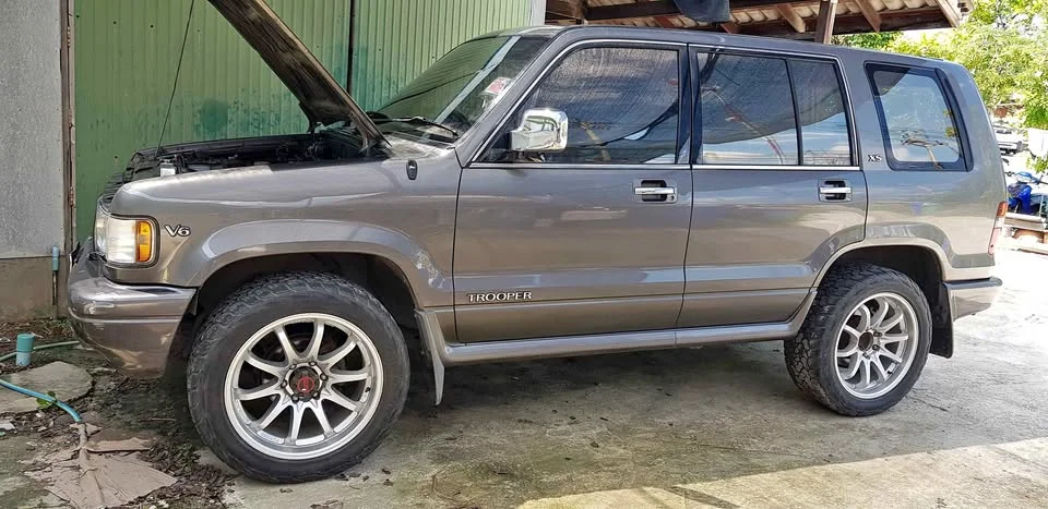 1995 Isuzu Trooper II 2