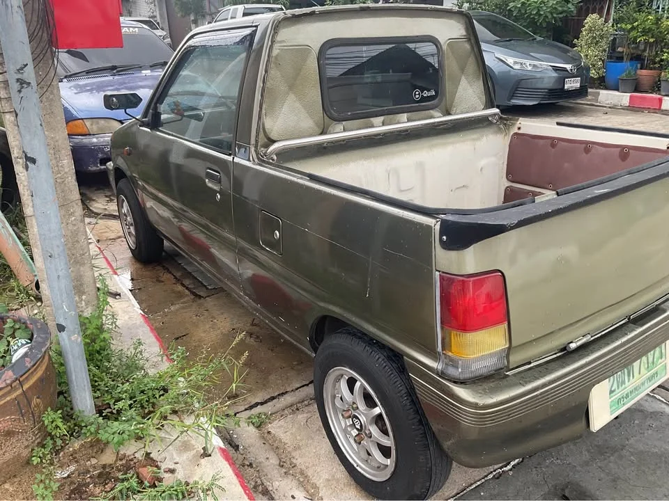 1990 Nissan NV 2