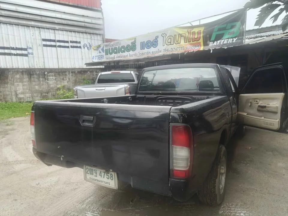 2004 Nissan Frontier I 3