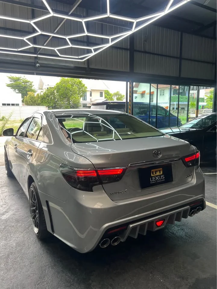 2010 Toyota Mark X II 3
