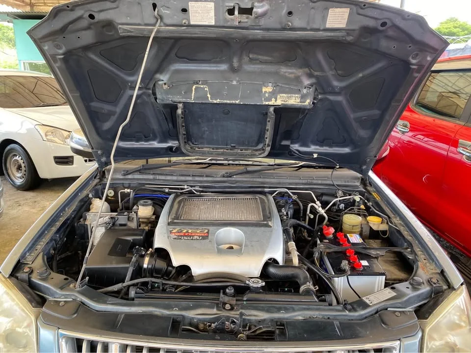 2010 Isuzu MU-7 3