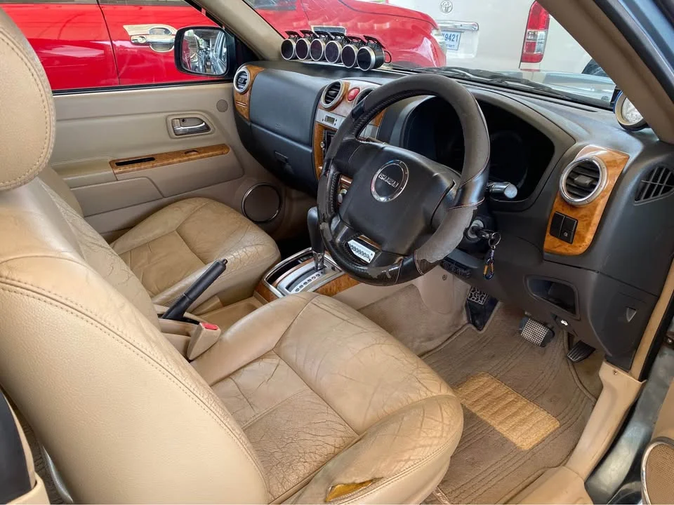 2010 Isuzu MU-7 2