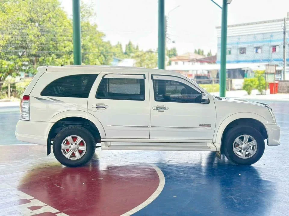 2009 Isuzu MU-7 3