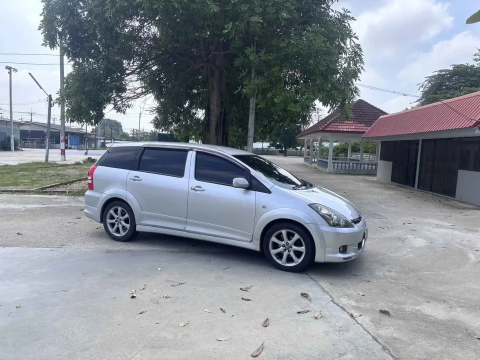 2004 Toyota Wish I 3