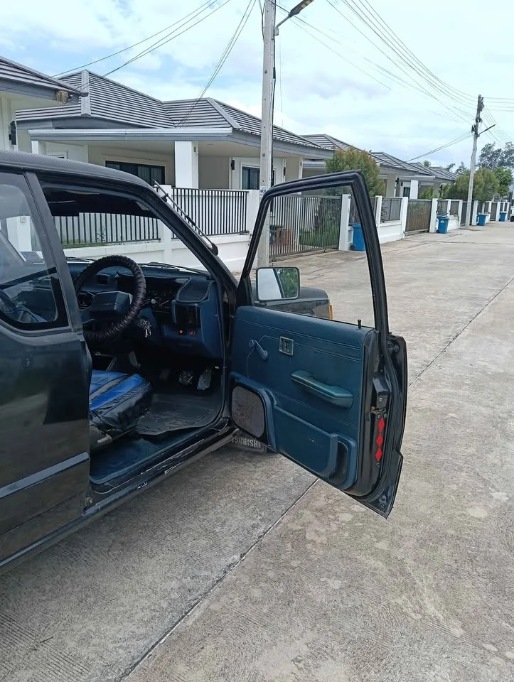 1993 Mitsubishi Triton II 2