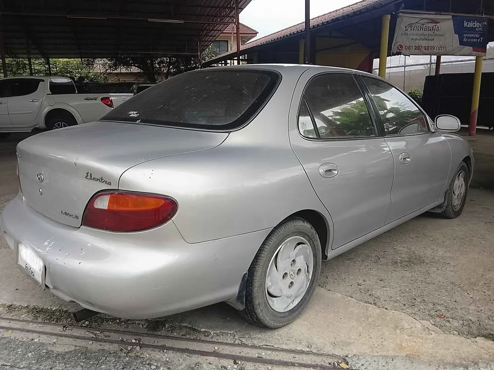 1997 Hyundai Elantra II 2