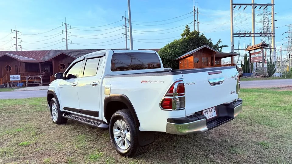 2015 Toyota Hilux VIII 2