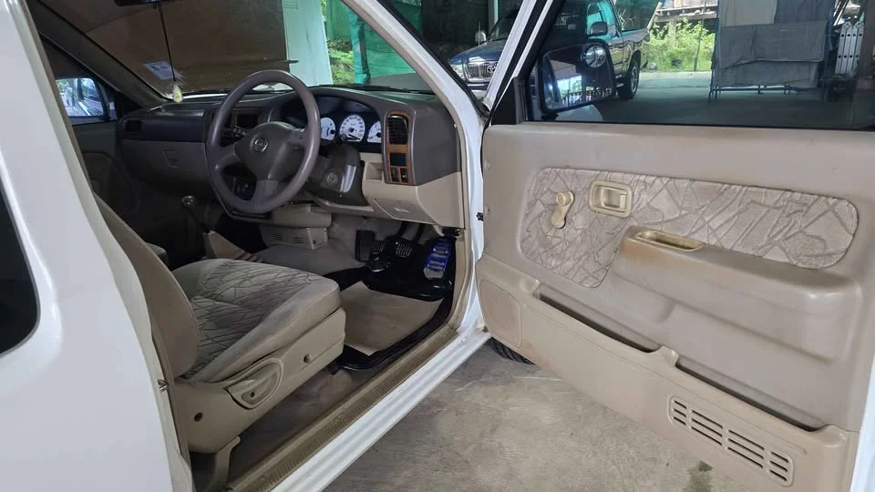 2004 Nissan Frontier I 3
