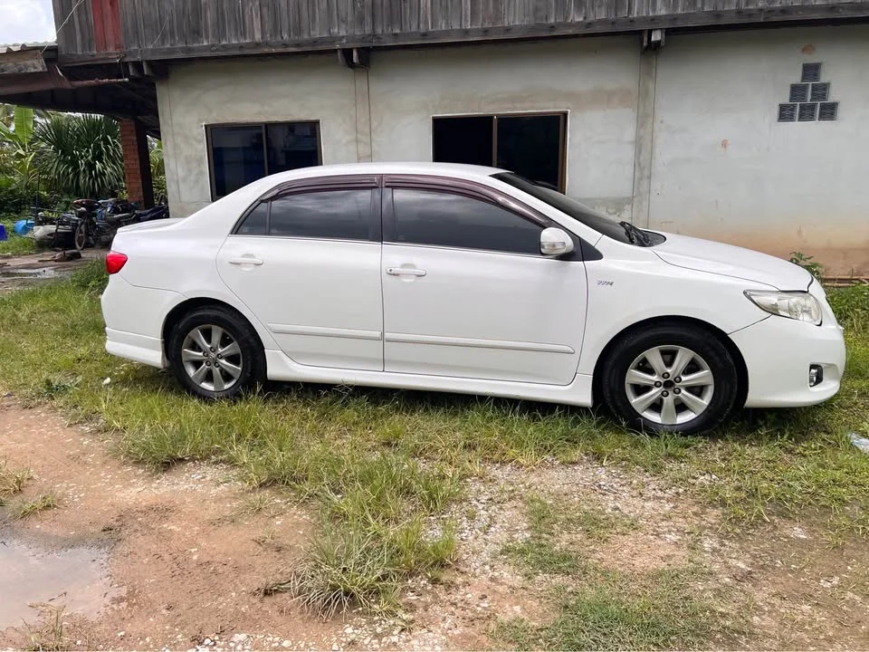 2010 Toyota Corolla Altis X (E140) 3