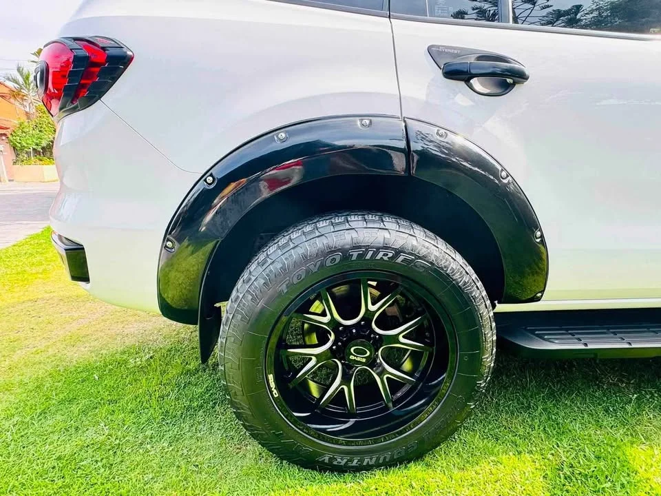 2019 Ford Everest II 2