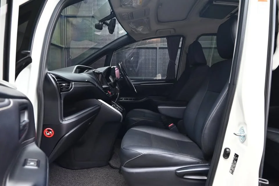 2015 Toyota Voxy III 2