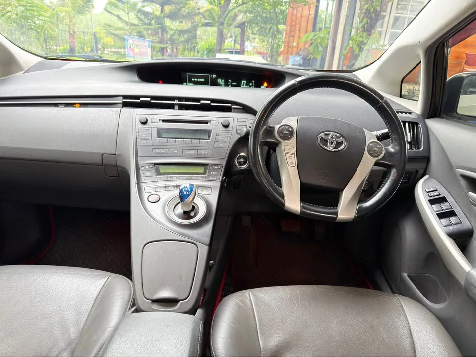 2010 Toyota Prius III 2